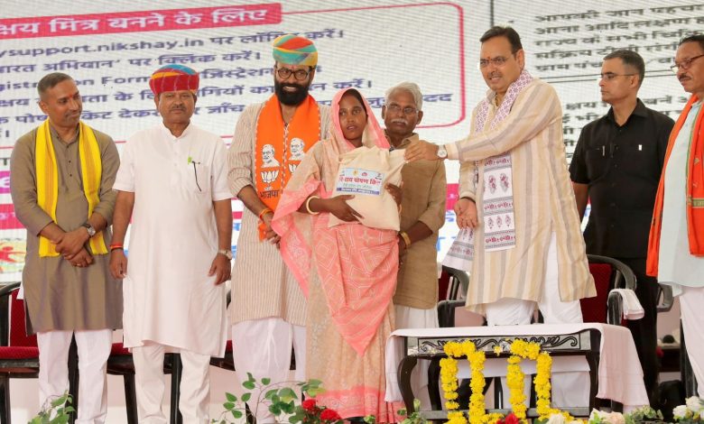 मुख्यमंत्री भजनलाल शर्मा का बांसवाड़ा दौरा, शहरी सेवा शिविर में लाभार्थियों को वितरित किए चेक