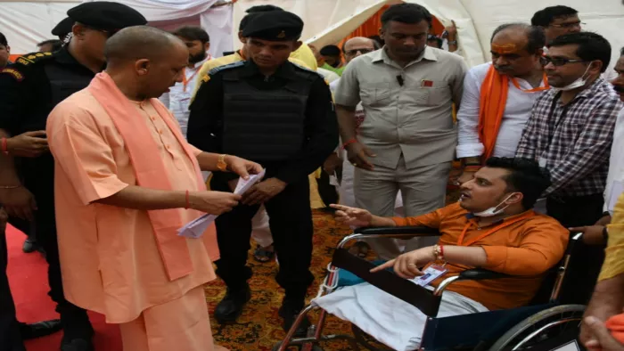 सीएम योगी आदित्यनाथ ने दिव्यांगजनों की प्रतिभा की सराहना की, निशुल्क कृत्रिम पैर प्रत्यारोपण शिविर का समापन