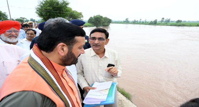 हरियाणा बाढ़ राहत: मुख्यमंत्री नायब सिंह सैनी ने बाढ़ प्रभावित अंबाला, कुरुक्षेत्र, फतेहाबाद व हिसार जिलों का किया निरीक्षण, राहत कार्यों में तेजी देने के दिए निर्देश