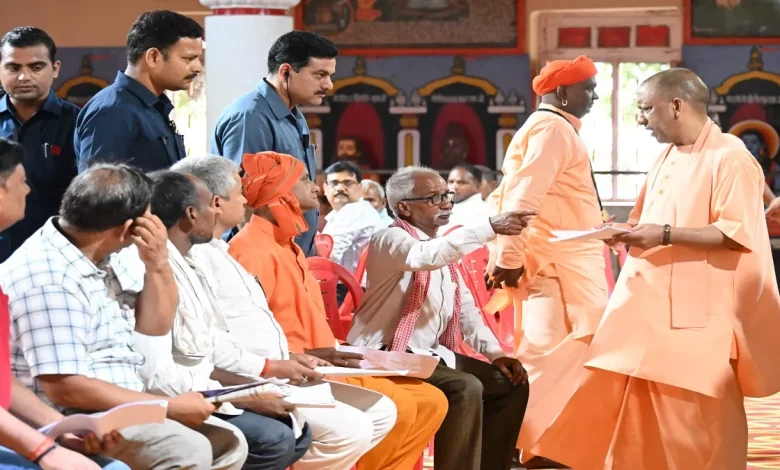 जनता दर्शन में मुख्यमंत्री योगी आदित्यनाथ का बड़ा ऐलान – इलाज में धन की कमी नहीं, हर पात्र को मिलेगा आयुष्मान कार्ड