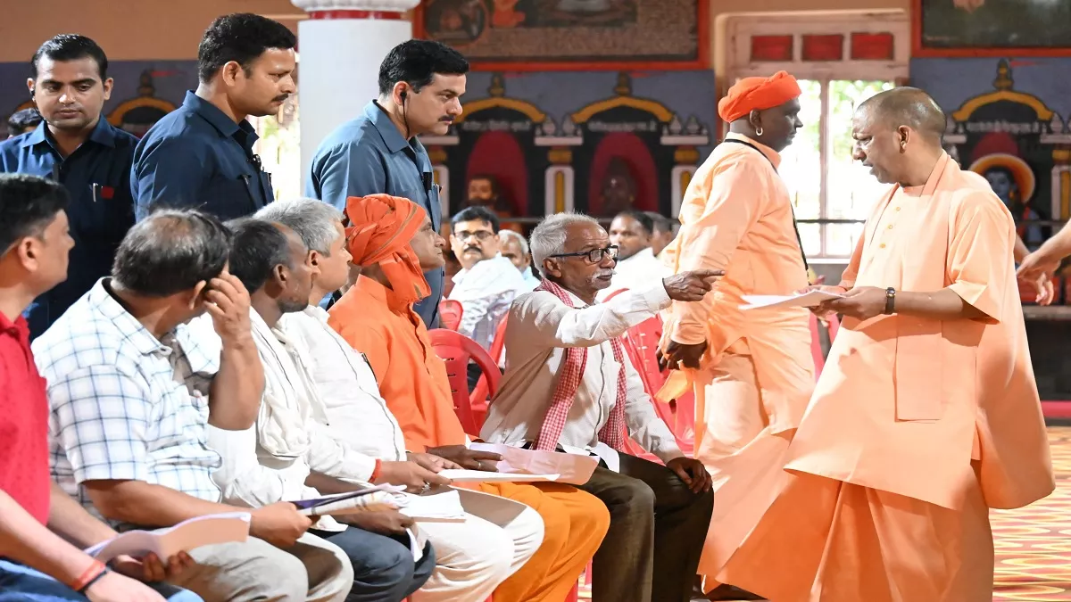 जनता दर्शन में मुख्यमंत्री योगी आदित्यनाथ का बड़ा ऐलान – इलाज में धन की कमी नहीं, हर पात्र को मिलेगा आयुष्मान कार्ड