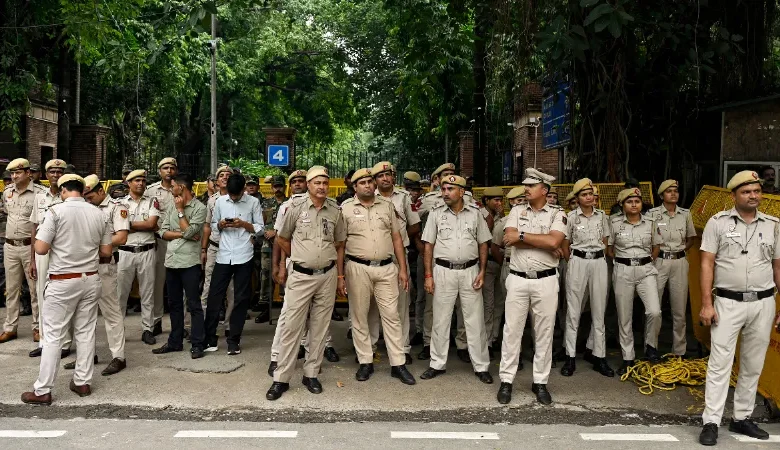 त्योहारों से पहले दिल्ली पुलिस का ऑपरेशन कवच, 2000 से अधिक जगहों पर छापेमारी, लाखों कैश और ड्रग्स बरामद