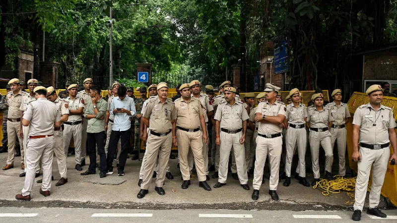 त्योहारों से पहले दिल्ली पुलिस का ऑपरेशन कवच, 2000 से अधिक जगहों पर छापेमारी, लाखों कैश और ड्रग्स बरामद