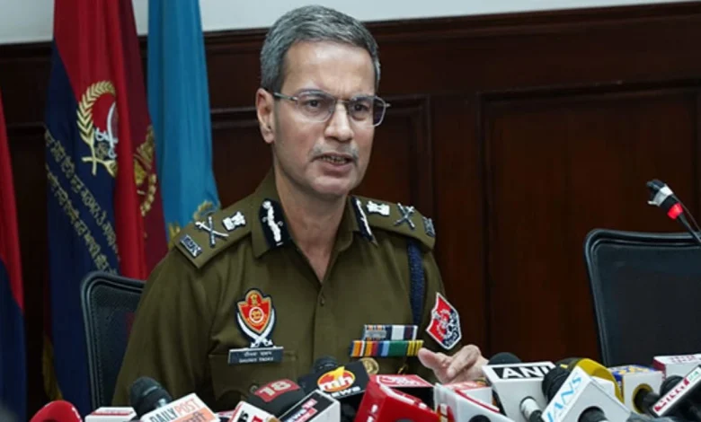 पंजाब में सीमा पार तस्करी रैकेट का भंडाफोड़: 2.02 किलो हेरोइन, 4 पिस्टल और 3.5 लाख रुपये के साथ तीन गिरफ्तार