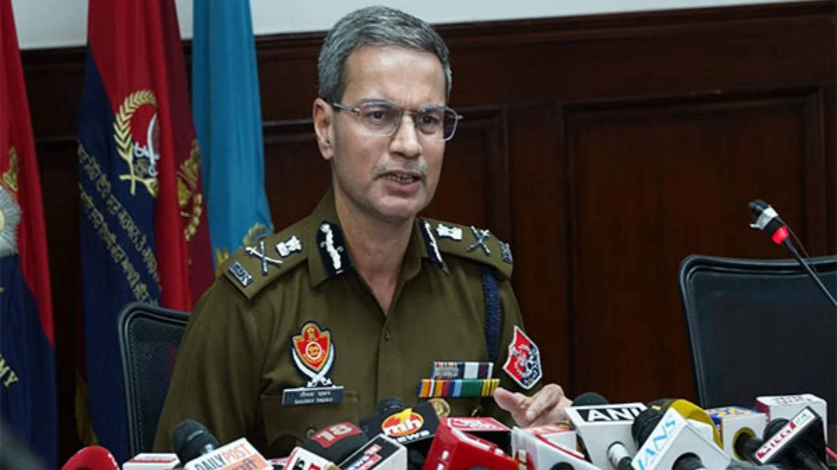 पंजाब में सीमा पार तस्करी रैकेट का भंडाफोड़: 2.02 किलो हेरोइन, 4 पिस्टल और 3.5 लाख रुपये के साथ तीन गिरफ्तार 12 पंजाब में सीमा पार तस्करी रैकेट का भंडाफोड़: 2.02 किलो हेरोइन, 4 पिस्टल और 3.5 लाख रुपये के साथ तीन गिरफ्तार