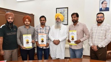 गुरमीत सिंह खुडियां ने डेयरी विकास विभाग में युवाओं को नौकरी के पत्र सौंपे