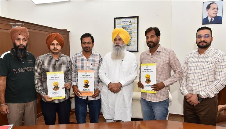 गुरमीत सिंह खुडियां ने डेयरी विकास विभाग में युवाओं को नौकरी के पत्र सौंपे