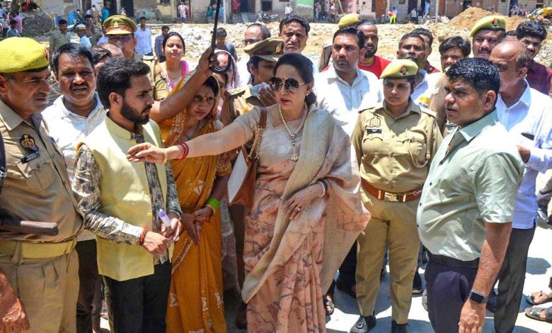 मथुरा में बाढ़ प्रभावितों से मिलीं BJP सांसद हेमा मालिनी, राहत शिविरों का किया निरीक्षण