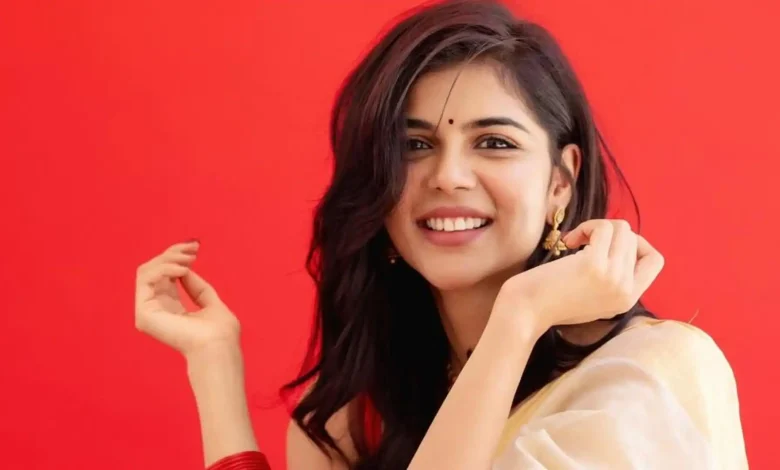 Lokah Chapter 1: कौन हैं कल्याणी प्रियदर्शन चंद्रा की भूमिका निभाने वाली? जानिए सुपरस्टार एक्ट्रेस की जिंदगी और करियर से जुड़ी खास बातें