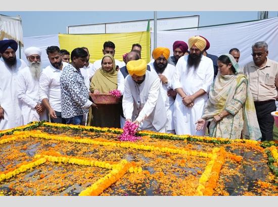 मुख्यमंत्री भगवंत मान ने शहीद-ए-आज़म भगत सिंह को अर्पित किया पुष्पांजलि, खटकर कलां में 100 फीट ऊंचा त्रिरंगा फहराया