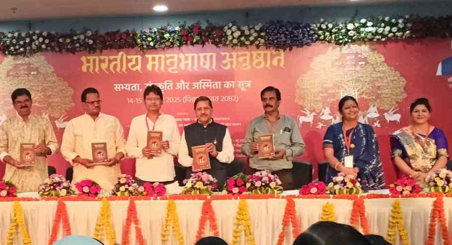 वरिष्ठ रंगकर्मी आलोक शुक्ला के शोध ग्रंथ ‘बघेलखंड के लोकनाट्य छाहुर’ का भव्य लोकार्पण 13 वरिष्ठ रंगकर्मी आलोक शुक्ला के शोध ग्रंथ ‘बघेलखंड के लोकनाट्य छाहुर’ का भव्य लोकार्पण