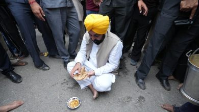 पंजाब में बाढ़ राहत कार्यों में जुटे मुख्यमंत्री भगवंत मान, सादगी दिखाते हुए जमीन पर बैठकर खाया लंगर