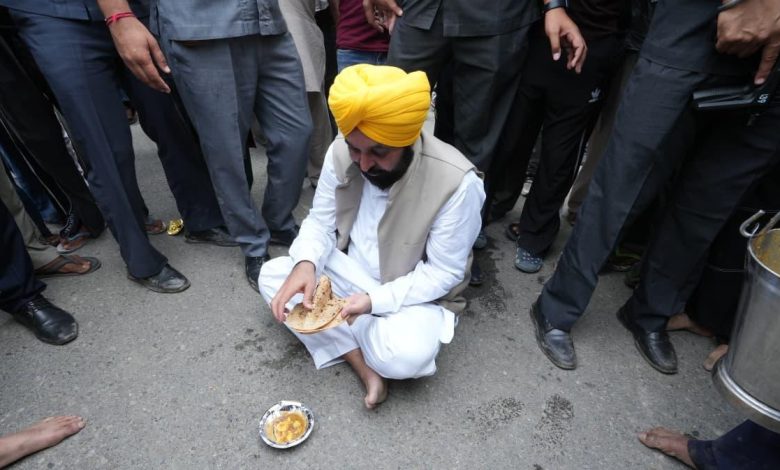 पंजाब में बाढ़ राहत कार्यों में जुटे मुख्यमंत्री भगवंत मान, सादगी दिखाते हुए जमीन पर बैठकर खाया लंगर