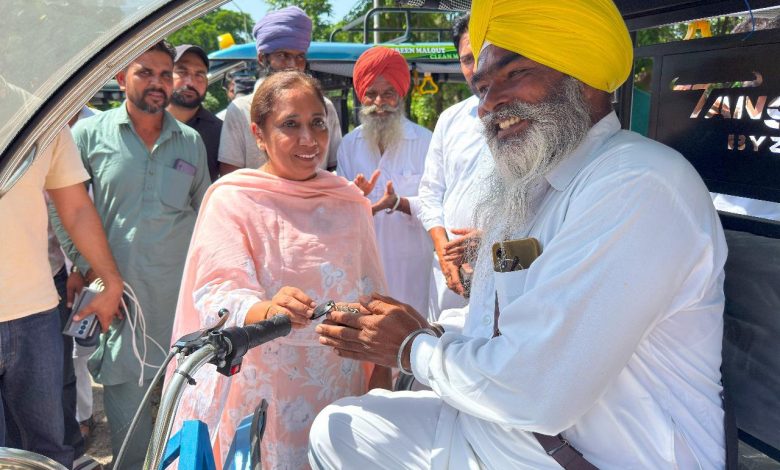 पर्यावरण की सुरक्षा और रोज़गार की ओर बड़ा कदम: मान सरकार ने ज़रूरतमंदों में बांटे ई-रिक्शा