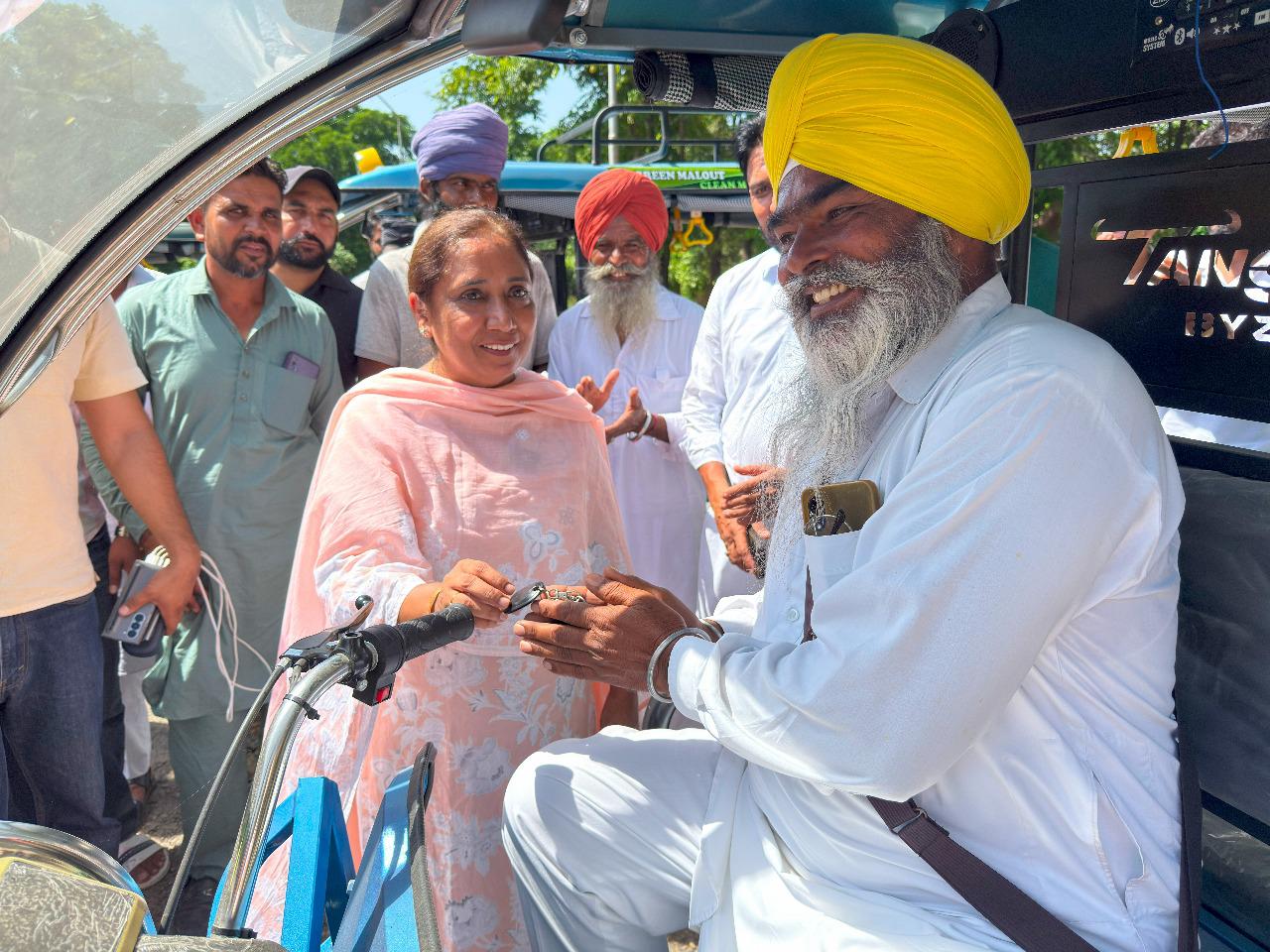 पर्यावरण की सुरक्षा और रोज़गार की ओर बड़ा कदम: मान सरकार ने ज़रूरतमंदों में बांटे ई-रिक्शा 12 पर्यावरण की सुरक्षा और रोज़गार की ओर बड़ा कदम: मान सरकार ने ज़रूरतमंदों में बांटे ई-रिक्शा