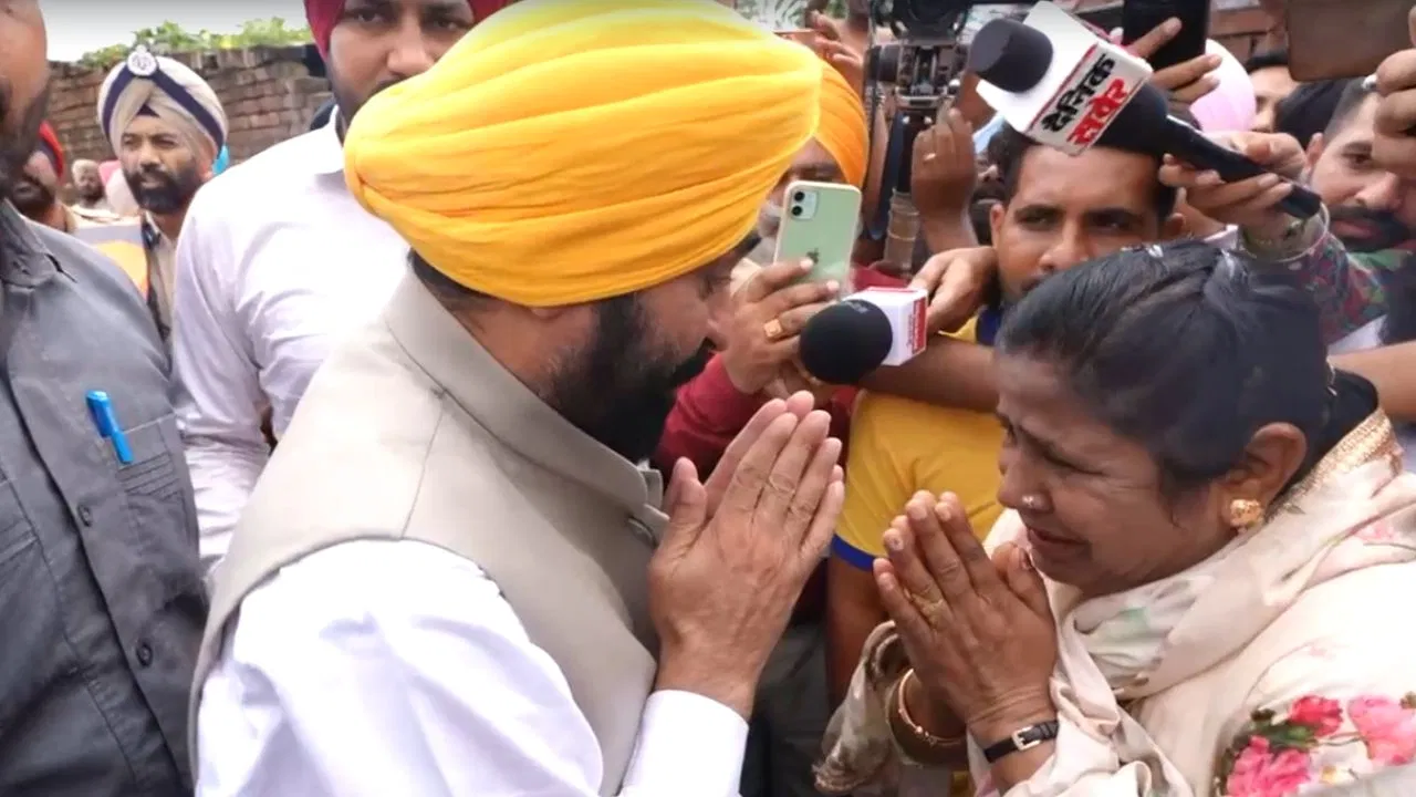 फिरोज़पुर में बाढ़ पीड़ितों से मिले मुख्यमंत्री भगवंत मान, भावुक होकर रो पड़े 12 फिरोज़पुर में बाढ़ पीड़ितों से मिले मुख्यमंत्री भगवंत मान, भावुक होकर रो पड़े