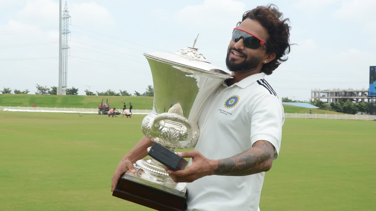 कप्तान रजत पाटीदार ने जीता 11 साल बाद दलीप ट्रॉफी, सेंट्रल जोन बना चैंपियन 12 कप्तान रजत पाटीदार ने जीता 11 साल बाद दलीप ट्रॉफी, सेंट्रल जोन बना चैंपियन