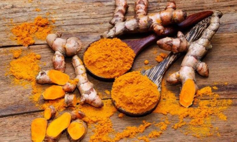 रोजाना चुटकी भर हल्दी का सेवन करें, ब्लड शुगर कंट्रोल और जोड़ों के दर्द से मिले राहत