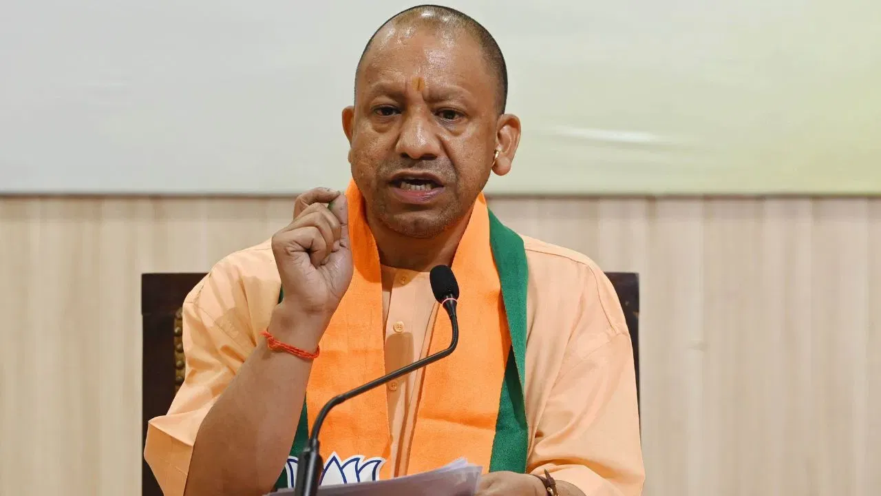 UP News: सीएम योगी आदित्यनाथ ने उपद्रवियों और शोहदों के खिलाफ पुलिस को दी खुली छूट, त्योहारों से पहले सख्त संदेश 12 UP News: सीएम योगी आदित्यनाथ ने उपद्रवियों और शोहदों के खिलाफ पुलिस को दी खुली छूट, त्योहारों से पहले सख्त संदेश