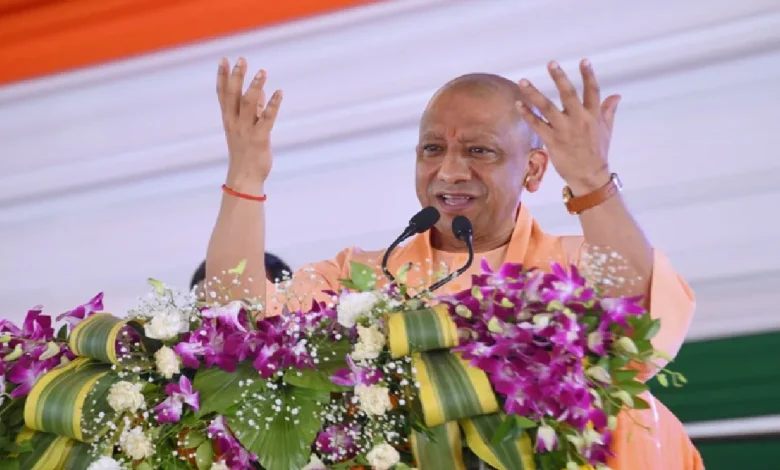 गोरखपुर में मुख्यमंत्री योगी आदित्यनाथ ने सपा सरकार पर किया कटाक्ष, गूंडा टैक्स को बताया सपा का संस्कार