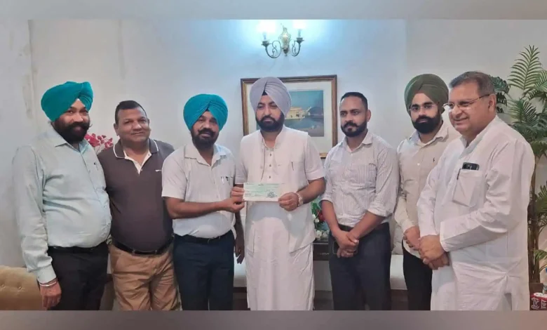 पंजाब रेवेन्यू ऑफिसर एसोसिएशन ने मुख्यमंत्री राहत कोष में 10 लाख रुपये का योगदान किया, बाढ़ पीड़ितों को राहत पहुंचाने में सहयोग