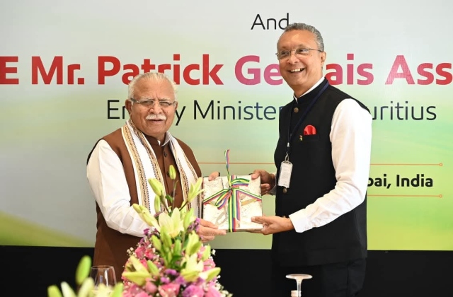 महाराष्ट्र के मंच से हरियाणा के लिए मनोहर लाल खट्टर ने उठाई महत्वपूर्ण मांगें