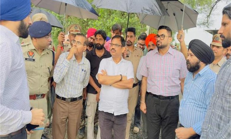 मुख्य सचिव के.ए.पी. सिन्हा ने बाढ़ प्रभावित इलाकों का दौरा कर मुआवजे की घोषणा की