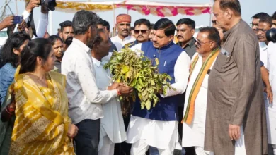 मुख्यमंत्री डॉ. मोहन यादव ने किसानों से मिलकर फसल नुकसान का लिया जायजा, गले लगाकर बांटी दुख की बातें