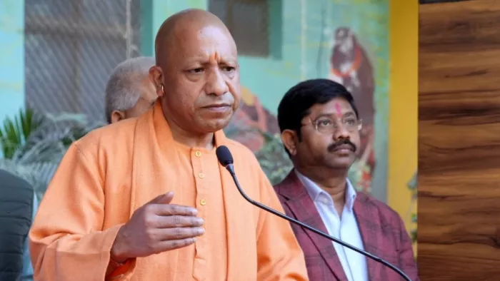 सड़क सुरक्षा को लेकर सख्त मुख्यमंत्री योगी का निर्देश: 'नो हेलमेट, नो फ्यूल' बाइकर्स के हित में है