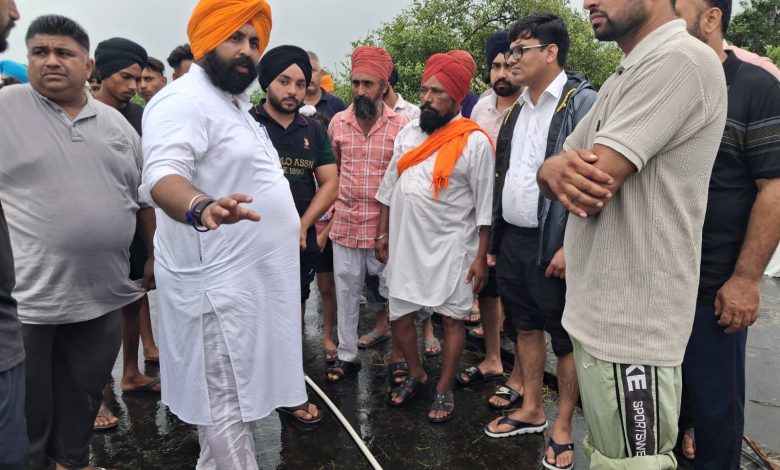 सतलुज दरिया के किनारे प्रभावित गांवों का शिक्षा मंत्री हरजोत सिंह बैंस ने किया दौरा, 30 से अधिक राहत कैंप स्थापित