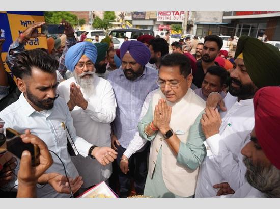 तरनतारन उपचुनाव के लिए अमन अरोड़ा, भुल्लर ने AAP कार्यालय के उद्घाटन का नेतृत्व किया