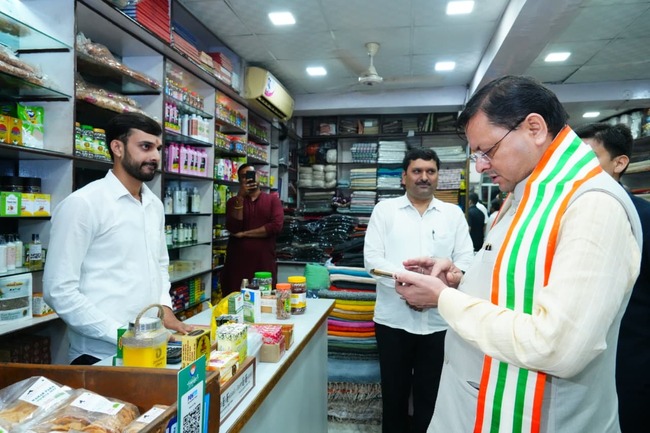 मुख्यमंत्री पुष्कर सिंह धामी ने खादी ग्रामोद्योग भवन से की खरीदारी, जनता से की स्वदेशी उत्पादों को अपनाने की अपील