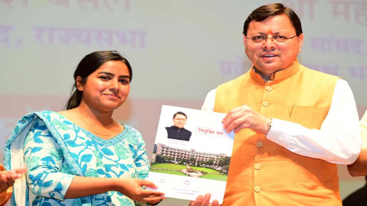 उत्तराखंड में सीएम धामी ने 1456 युवाओं को दिए नियुक्ति पत्र, बोले - पारदर्शिता और समर्पण के साथ निभाएं अपनी भूमिका