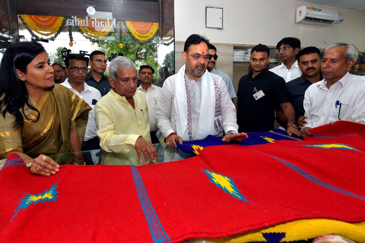 मुख्यमंत्री श्री भजनलाल शर्मा ने खरीदे खादी उत्पाद, स्वदेशी अपनाने का दिया संदेश