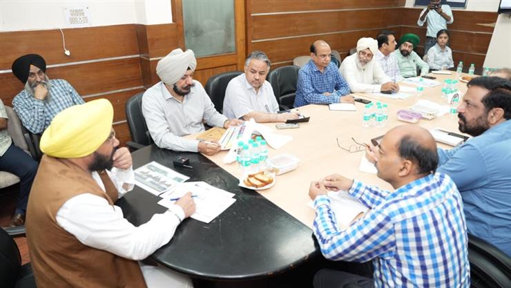 हरभजन सिंह ईटीओ ने ग्रामीण क्षेत्रों में संपर्क सड़कों के विशेष मरम्मत कार्यों की समीक्षा की