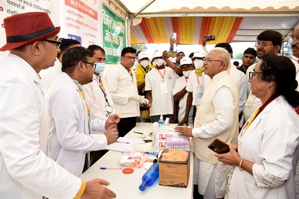 राज्यपाल श्री मंगुभाई पटेल ने सिंग्रामपुर में सिकल सेल एवं टी.बी. स्क्रीनिंग का किया अवलोकन