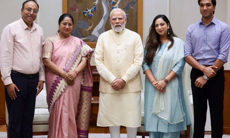 प्रधानमंत्री नरेंद्र मोदी से परिवार संग मिलीं दिल्ली की सीएम रेखा गुप्ता, दी दिवाली की हार्दिक शुभकामनाएं