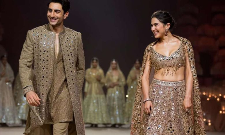 सारा अली खान ने भाई इब्राहिम के साथ किया पहली बार रैंप वॉक, भाई ने बहन पर जताया प्यार, खास बॉन्ड से जीता दिल