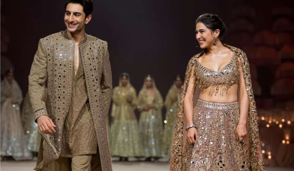 सारा अली खान ने भाई इब्राहिम के साथ किया पहली बार रैंप वॉक, भाई ने बहन पर जताया प्यार, खास बॉन्ड से जीता दिल