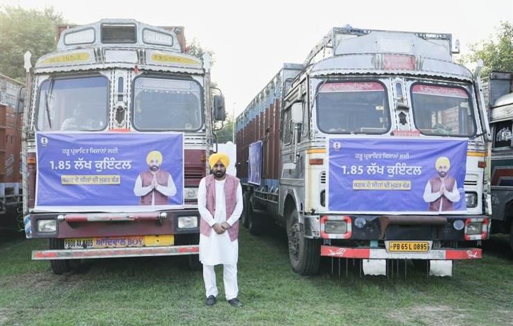 CM भगवंत मान बाढ़ से तबाह किसानों के कंधे से कंधा मिला खड़े है, 7 ट्रकों को खुद दिखाई हरी झंडी