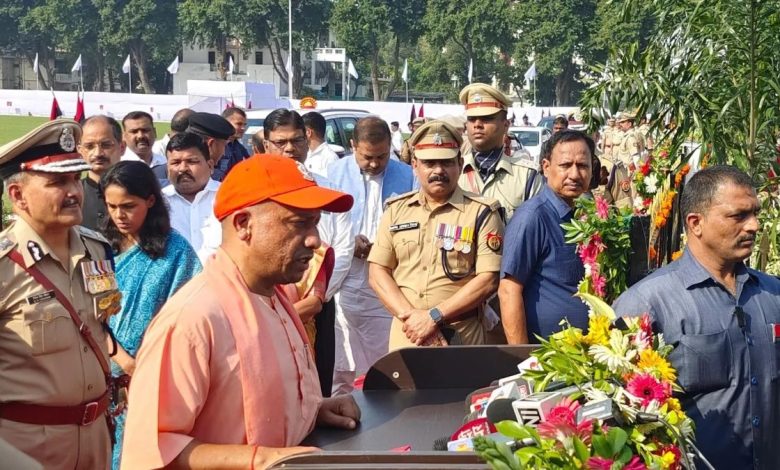 पुलिस स्मृति दिवस पर सीएम योगी आदित्यनाथ ने शहीद पुलिसकर्मियों को दी श्रद्धांजलि, तीन दिवंगत वीरों की पत्नियों को किया सम्मानित