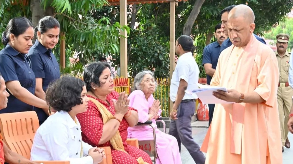 गोरखपुर में सीएम योगी आदित्यनाथ ने सुनी जनता की समस्याएं, अधिकारियों को त्वरित समाधान के निर्देश दिए 12 गोरखपुर में सीएम योगी आदित्यनाथ ने सुनी जनता की समस्याएं, अधिकारियों को त्वरित समाधान के निर्देश दिए