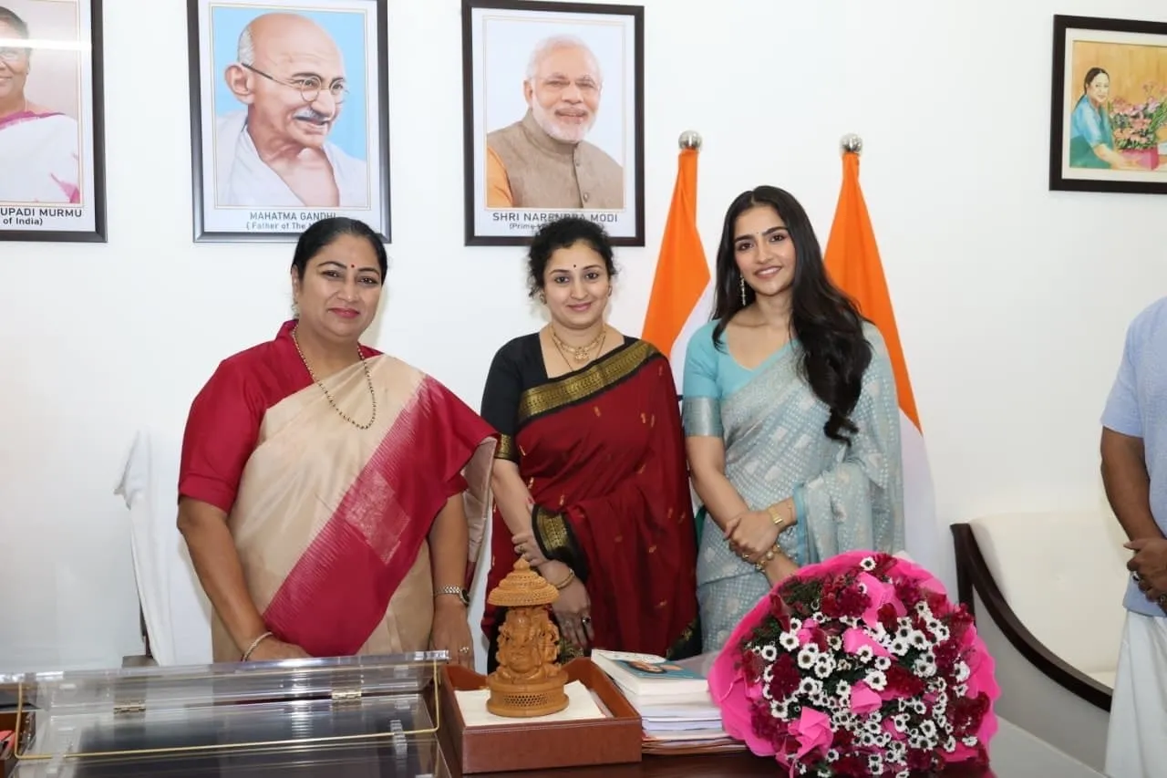 फिल्म ‘कांतारा चैप्टर 1’ की मुख्यमंत्री रेखा गुप्ता ने की सराहना, अभिनेता ऋषभ शेट्टी से की मुलाकात 12 फिल्म ‘कांतारा चैप्टर 1’ की मुख्यमंत्री रेखा गुप्ता ने की सराहना, अभिनेता ऋषभ शेट्टी से की मुलाकात