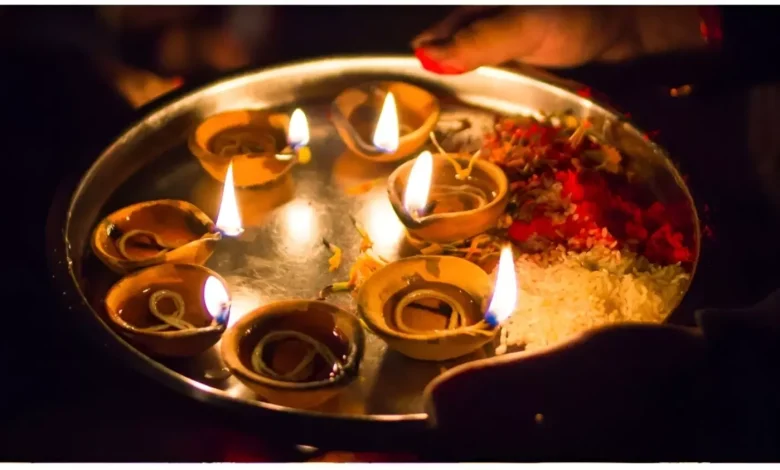 दिवाली 2025: दीपक जलाते समय उसके नीचे जरूर रखें ये चीज, मिलेगा धन और सुख-शांति का आशीर्वाद 1 दिवाली 2025: दीपक जलाते समय उसके नीचे जरूर रखें ये चीज, मिलेगा धन और सुख-शांति का आशीर्वाद