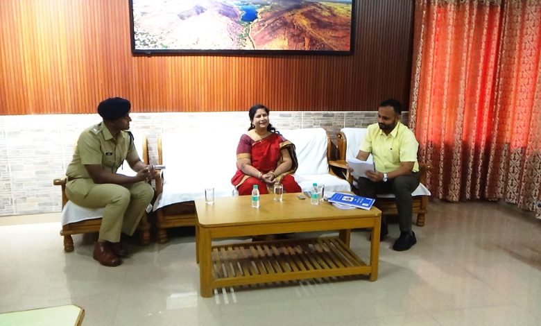 अंता विधानसभा उपचुनाव- 2025 -जनरल ऑब्जर्वर सुभाश्री नंदा ने किया मतदान केंद्रों, चेक पोस्टों का निरीक्षण एवं जिला अधिकारियों के साथ की बैठक