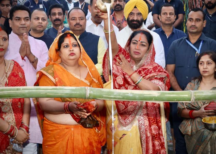 सीएम रेखा गुप्ता ने यमुना घाट पर छठ पूजा में लिया हिस्सा, छठी मैया से मांगा आशीर्वाद 12 सीएम रेखा गुप्ता ने यमुना घाट पर छठ पूजा में लिया हिस्सा, छठी मैया से मांगा आशीर्वाद