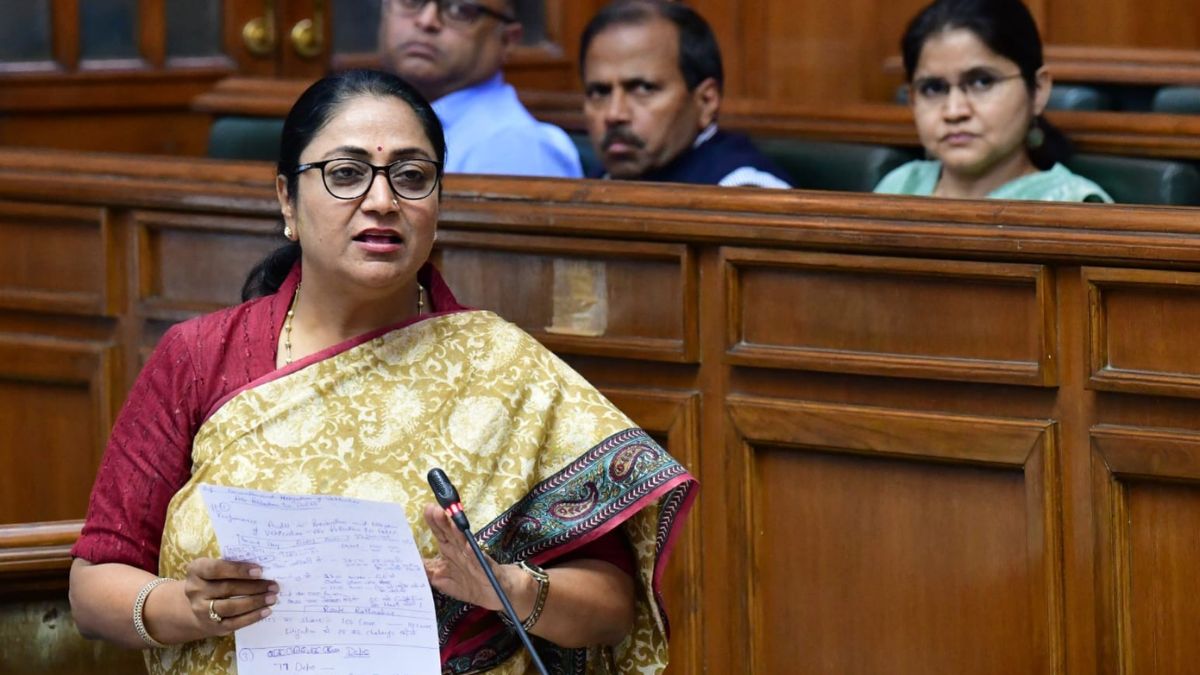 रेखा गुप्ता सरकार: त्योहारी सीजन में भीड़ बढ़ी, लेकिन दिल्ली में DTC बसों की संख्या में कोई कमी नहीं