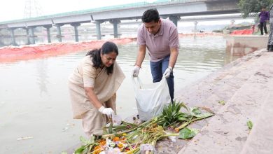 छठ पूजा के बाद दिल्ली में स्वच्छता अभियान की शुरुआत, मुख्यमंत्री रेखा गुप्ता ने थामी झाड़ू – बोलीं, “पर्यावरण सबकी जिम्मेदारी”
