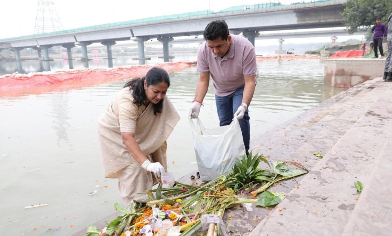 छठ पूजा के बाद दिल्ली में स्वच्छता अभियान की शुरुआत, मुख्यमंत्री रेखा गुप्ता ने थामी झाड़ू – बोलीं, “पर्यावरण सबकी जिम्मेदारी”