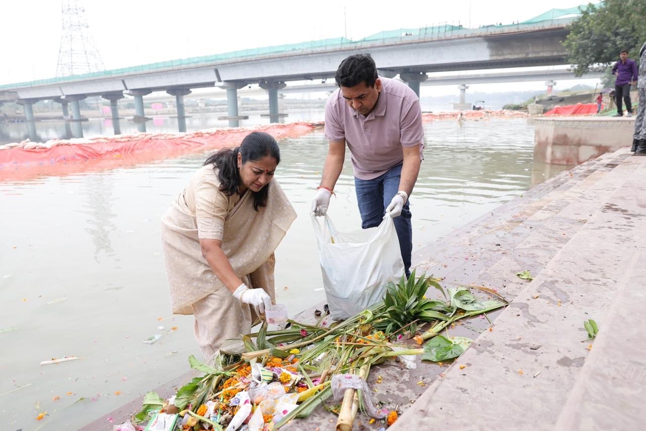 छठ पूजा के बाद दिल्ली में स्वच्छता अभियान की शुरुआत, मुख्यमंत्री रेखा गुप्ता ने थामी झाड़ू – बोलीं, “पर्यावरण सबकी जिम्मेदारी”